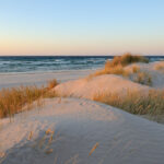 deutschland-nordsee-sylt-strandabschnitt-mit-meer-und-duenen-g-157329872